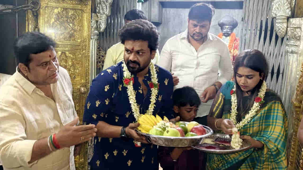 Manchu Manoj: భార్యతో కలిసి మైసూరు శ్రీ చాముండేశ్వరి అమ్మవారిని దర్శించుకున్న మంచు మనోజ్
