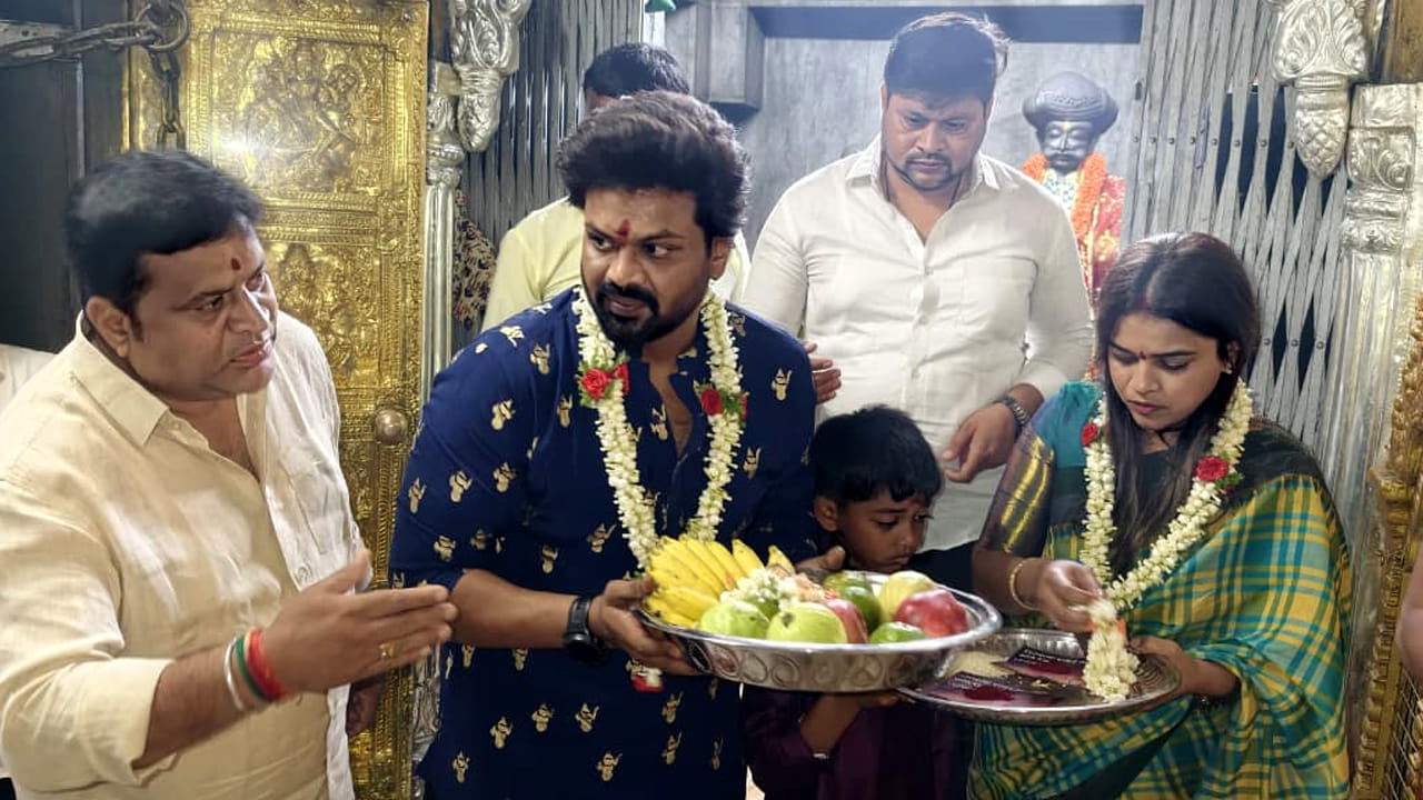 Manchu Manoj: భార్యతో కలిసి మైసూరు శ్రీ చాముండేశ్వరి అమ్మవారిని దర్శించుకున్న మంచు మనోజ్