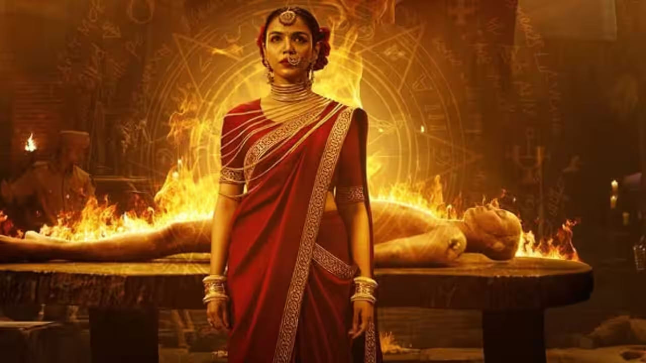 ఇందులో వైభవ్ రాజ్ గుప్తా, సుర్వీన్ చావ్లా, శ్రియ పిల్గాంకర్ కీలక పాత్రల్లో నటించి మెప్పించారు. ముఖ్యంగా నవలలోని కొన్ని అంశాలను మన భారతీయ తంత్ర-మంత్రాలు, రహస్య ఆచారాల నేపథ్యానికి అనుగుణంగా మేకర్స్ మార్పులు చేయడం సిరీస్పై ఆసక్తిని మరింత పెంచింది. ఐఎండీబీ (IMDb) లో మంచి రేటింగ్ దక్కించుకున్న ఈ ‘మండల మర్డర్స్’ థ్రిల్లర్ ప్రేమికులకు నెట్ఫ్లిక్స్లో ఒక పర్ఫెక్ట్ వాచ్!