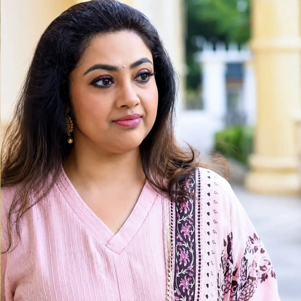 ఒక తల్లిగా షూటింగ్‌కి వెళ్లడం ఎలా ఉంటుందో అనే సందేహాలు తనలో చాలా ఉన్నాయని, అయితే నటి రాధికా గారిని స్ఫూర్తిగా తీసుకుని తిరిగి సినిమాల్లోకి వచ్చానని మీనా తెలిపారు. రాధిక గారు కుటుంబం, పనిని ఎలా బ్యాలెన్స్ చేశారో చూసి, తాను కూడా ప్రయత్నించాలని అనుకున్నానని మీనా అన్నారు. అలా దృశ్యం సినిమాతో మళ్లీ నటనలోకి వచ్చి, విజయవంతమైన పునరాగమనం చేశానని ఆమె వివరించారు.