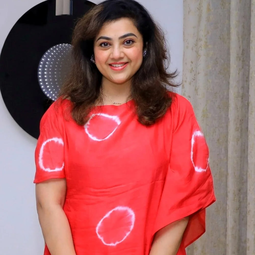 కెరీర్ మొత్తంలో  తన తల్లి పోషించిన పాత్ర ఎంతో కీలకమైనదని మీనా వివరించారు. తన తల్లిని "గేట్ కీపర్" అలాగే "స్ట్రిక్ట్ ఆఫీసర్" అని అభివర్ణించిన మీనా, తన షెడ్యూల్స్ అన్నీ తన తల్లి ప్లాన్ చేసేవారని తెలిపారు. ఆ రోజుల్లో సెల్ ఫోన్లు కూడా లేవని, అయినా కూడా తన తల్లి అద్భుతంగా ప్లానింగ్ చేసి, తన కెరీర్‌ను విజయవంతంగా నిర్వహించారని ఆమె కొనియాడారు. తను ఒక్కొక్క రోజు రెండు, మూడు సెట్‌లలో పని చేసేదానని, అన్నపూర్ణ స్టూడియోస్‌లో ప్రతి ఫ్లోర్‌‌లో షూటింగ్‌లు చేశానని గుర్తు చేసుకున్నారు.