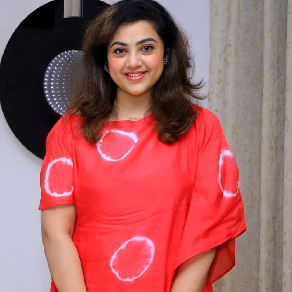 కెరీర్ మొత్తంలో తన తల్లి పోషించిన పాత్ర ఎంతో కీలకమైనదని మీనా వివరించారు. తన తల్లిని "గేట్ కీపర్" అలాగే "స్ట్రిక్ట్ ఆఫీసర్" అని అభివర్ణించిన మీనా, తన షెడ్యూల్స్ అన్నీ తన తల్లి ప్లాన్ చేసేవారని తెలిపారు. ఆ రోజుల్లో సెల్ ఫోన్లు కూడా లేవని, అయినా కూడా తన తల్లి అద్భుతంగా ప్లానింగ్ చేసి, తన కెరీర్ను విజయవంతంగా నిర్వహించారని ఆమె కొనియాడారు. తను ఒక్కొక్క రోజు రెండు, మూడు సెట్లలో పని చేసేదానని, అన్నపూర్ణ స్టూడియోస్లో ప్రతి ఫ్లోర్లో షూటింగ్లు చేశానని గుర్తు చేసుకున్నారు.