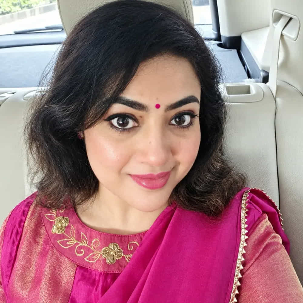 ఇదేవిధంగా, తమిళంలో రజనీకాంత్ గారి పక్కన బాలనటిగా, ఆ తర్వాత హీరోయిన్గా నటించడం కూడా తనను ఆశ్చర్యానికి గురిచేసిందని ఆమె చెప్పారు. "ఏంట్రా ఇది జరుగుతుంది? నాకు ఏమీ అర్థం కాలేదు. బట్ ఆ ఫ్లో లో వెళ్ళిపోయాను అంతే" అంటూ నాటి జ్ఞాపకాలను నెమరువేసుకున్నారు. జగపతి బాబు అడిగినప్పుడు, "జగన్నాటకం" చిత్రం తన కెరీర్లో మొదటి యావరేజ్ హిట్ అని మీనా గుర్తు చేసుకున్నారు. అప్పట్లో వరుసగా కొన్ని ఫ్లాపుల్లో ఉన్న హీరోల కోసం తనను అప్రోచ్ అయిన నిర్మాతలు తక్కువ బడ్జెట్లో సినిమా చేయాలని చెప్పేవారని, అయితే తన సినిమా పెద్ద హిట్ అయిన తర్వాత తనను మర్చిపోయేవారని మీనా సరదాగా అన్నారు.