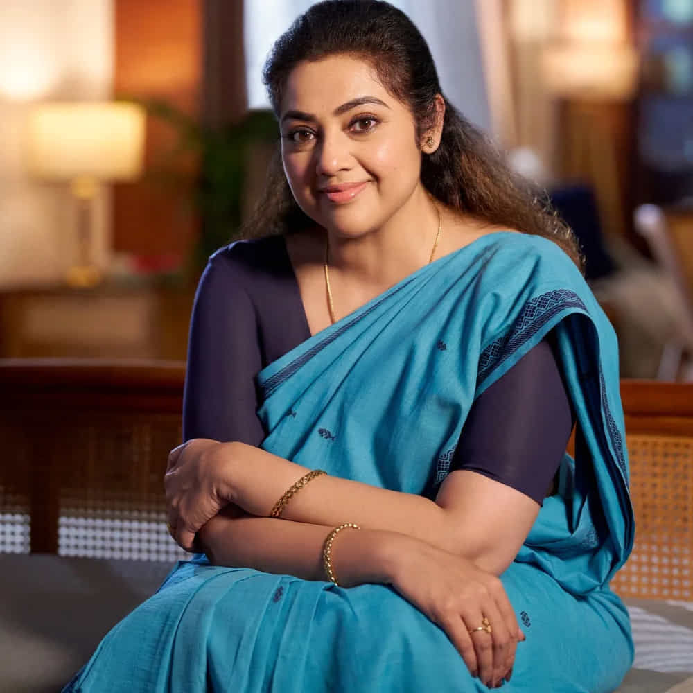 ప్రముఖ నటి మీనా తన సినీ ప్రయాణం గురించి, బాలనటిగా, హీరోయిన్గా స్టార్లతో కలిసి పనిచేసిన అనుభవాల గురించి ఆ మధ్య జరిగిన జయంము నిశ్చయమురా విత్ జగపతి కార్యక్రమంలో వివరించారు. దర్శన్ రాజ్, క్రాంతి కుమార్ వంటి దర్శకుల దూరదృష్టితో తాను చిన్నతనంలోనే సినిమాల్లోకి వచ్చానని, వారు తనలోని భవిష్యత్ స్టార్ను గుర్తించారని మీనా అన్నారు. కృష్ణ గారితో బాలనటిగా, ఆ తర్వాత హీరోయిన్గా నటించే అవకాశం లభించిందని, ఇది అద్భుతమైన అనుభూతిని ఇచ్చిందని ఆమె పేర్కొన్నారు. విజయనిర్మల గారి దర్శకత్వంలో కృష్ణ గారితో చిన్నప్పుడు సినిమాలు చేశానని, హీరోయిన్గా ఆయన పక్కన నటించడం వింతగా అనిపించిందని మీనా వెల్లడించారు.