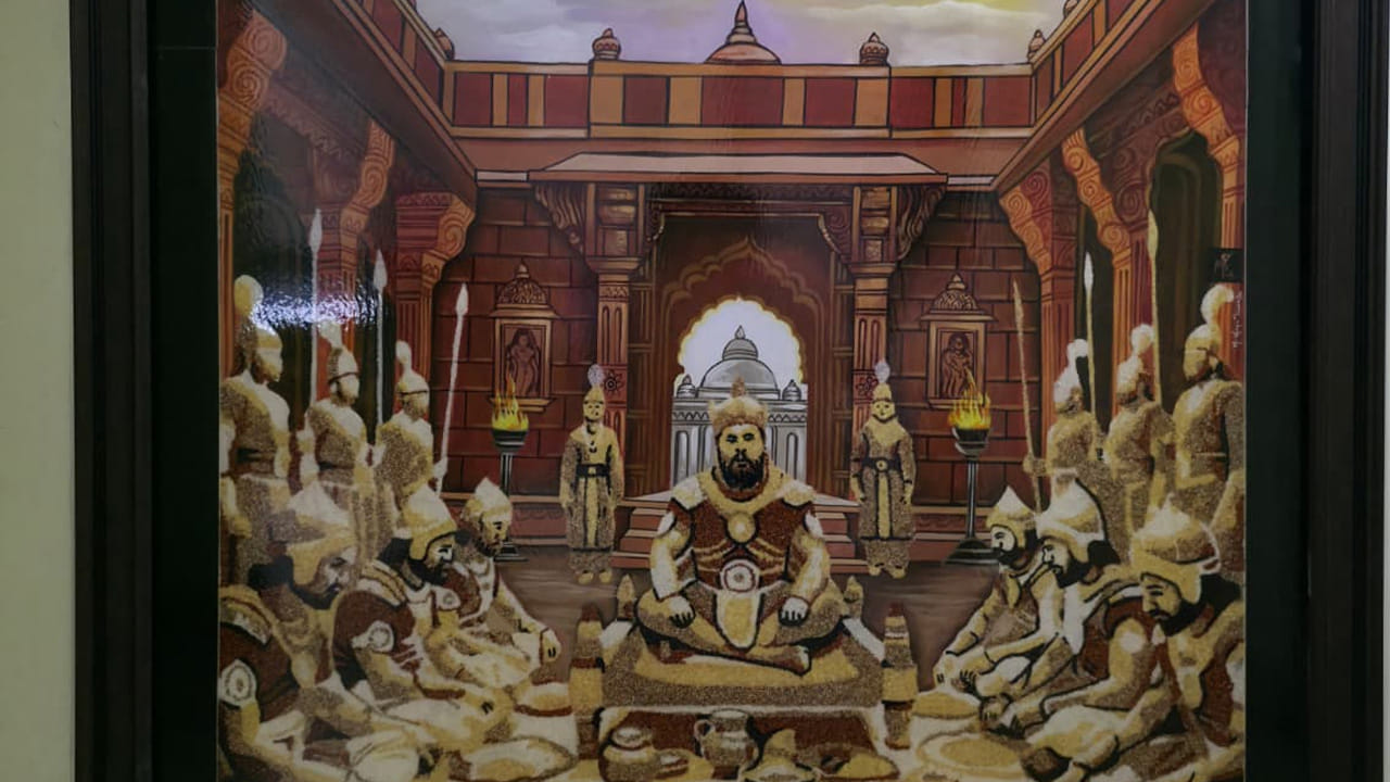 
 మిల్లెట్స్‌పై ప్రపంచవ్యాప్తంగా పెరుగుతున్న ఆసక్తి, రైతులకు తిరిగి చిరుధాన్యాల సాగు నుంచి లభించే అవకాశాలు వంటి అంశాలను ఈ 16 ఫ్రేముల్లో దృశ్యరూపంలో వివరించారు. తల్లి–కూతుళ్లు వంటగదిలో ఆనందంగా వంటలు చేయడం, ఆరోగ్యకరమైన కుటుంబ జీవనం, తాత తన మనవడికి ఆస్తి కంటే ఆరోగ్యకరమైన ఆహారపు విలువ గొప్పదని చెప్పడం వంటి భావోద్వేగ దృశ్యాలు కూడా ఈ ప్రాజెక్ట్‌లో చోటుచేసుకున్నాయి. “నా ఉద్దేశ్యం కేవలం చిత్రాలు గీయడం కాదు. మన పూర్వీకుల ఆహార సంస్కృతి, చిరుధాన్యాల ప్రాముఖ్యత, ఆరోగ్యకరమైన జీవన విధానాన్ని భావితరాలకు కళ ద్వారా పరిచయం చేయడం. కొందరు ఉపన్యాసాల ద్వారా, మరికొందరు వంటకాల ద్వారా మిల్లెట్స్‌ను ప్రోత్సహిస్తున్నారు. నేను మాత్రం చిరుధాన్యాలతో కళాఖండాలను రూపొందిస్తూ, కళ ద్వారా ప్రజల్లో అవగాహన కల్పించాలనే లక్ష్యంతో పనిచేస్తున్నాను. మిల్లెట్స్‌ను తిరిగి మన ఆహారంలో భాగం చేసుకోవడం ద్వారా ప్రజల ఆరోగ్యంతో పాటు రైతుల జీవనోపాధికి కూడా మేలు జరగాలని కోరుకుంటున్నాను” అని మోకా విజయ్ కుమార్ అంటున్నారు. 