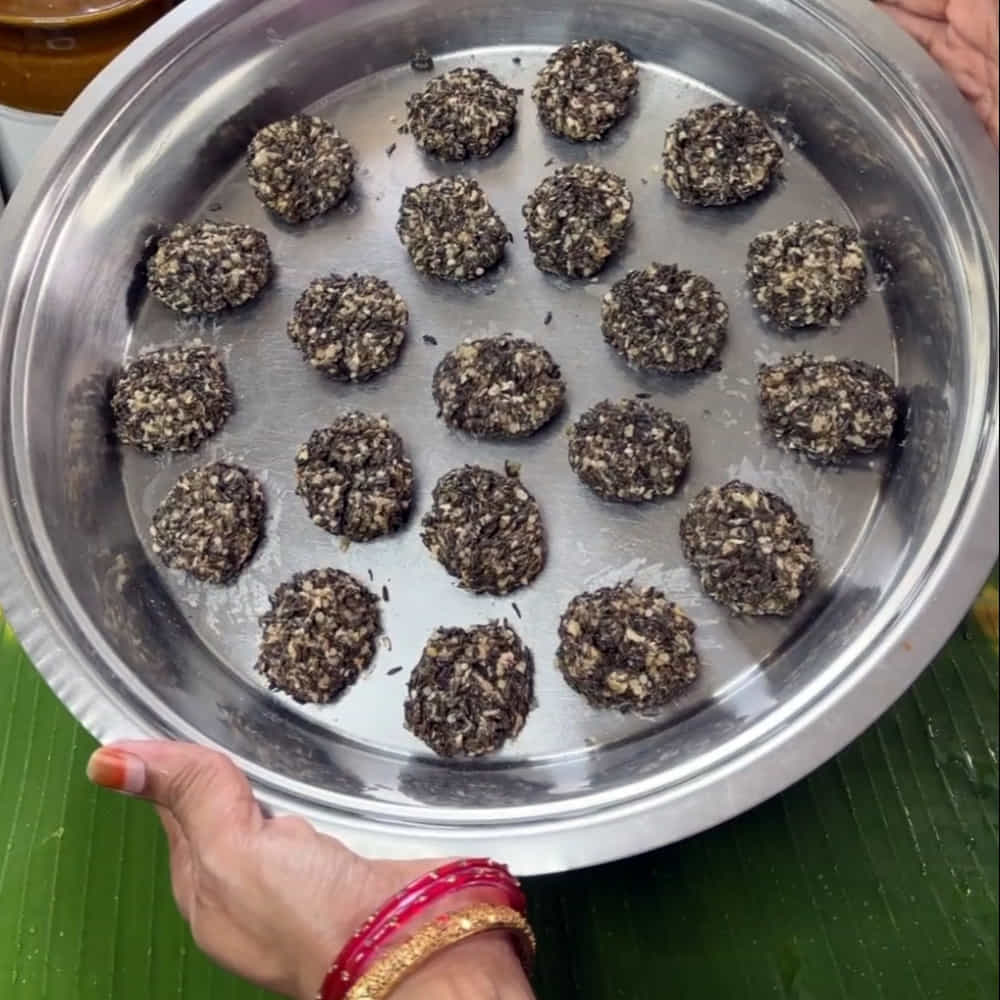 ఎండ తగిలే ప్రదేశంలో ఒక మందపాటి ప్లాస్టిక్ కవర్ లేదా కాటన్ క్లాత్ పరచాలి. చేతిని నీటితో తడుపుకుంటూ కొద్దికొద్దిగా పిండి ముద్దలను తీసుకుని చిన్న చిన్న వడియాలుగా కవర్పై వరుసగా పెట్టుకోవాలి. సాయంత్రం వేళకు పైభాగం కాస్త ఎండిన తర్వాత నెమ్మదిగా రెండో వైపుకు తిప్పుకోవాలి. వడియాలు చేత్తో పట్టుకుంటే గట్టిగా అయ్యేంత వరకు వరుసగా 4 రోజుల పాటు ఎండలో బాగా ఎండబెట్టాలి. సరిగ్గా ఎండకపోతే బూజు పట్టి పాడైపోతాయి; పూర్తిగా ఎండిన తర్వాత గాజు సీసా లేదా డబ్బాలో నిల్వ చేసుకోవాలి.