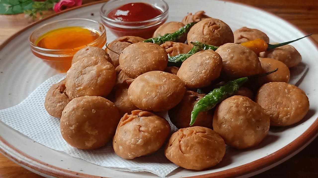 ముందుగా ఒక మిక్సింగ్ బౌల్లో ఒక కప్పు గోధుమపిండి లేదా మైదాపిండి తీసుకోండి. రుచికి సరిపడా ఉప్పు, ఒక స్పూన్ నూనె వేసి, పిండిలో బాగా కలిసేలా చేతులతో కలపండి. తర్వాత కొద్దికొద్దిగా నీరు పోస్తూ, చపాతీ పిండిలా మెత్తగా కలుపుకోండి. పిండిని బాగా గట్టిగా కలుపుకోవడం వల్ల కచోరీలు క్రిస్పీగా వస్తాయి. కనీసం ఐదు నిమిషాల పాటు బాగా కలపండి. పిండి కలిపిన తర్వాత, దానిపై పావు స్పూన్ నూనె రాసి, లోపలి వైపు మడిచి, మూత పెట్టి పది నిమిషాల పాటు పక్కన పెట్టండి. ఇలా చేయడం వల్ల పిండి బాగా నాని, సులభంగా రోల్ చేయడానికి వీలవుతుంది.