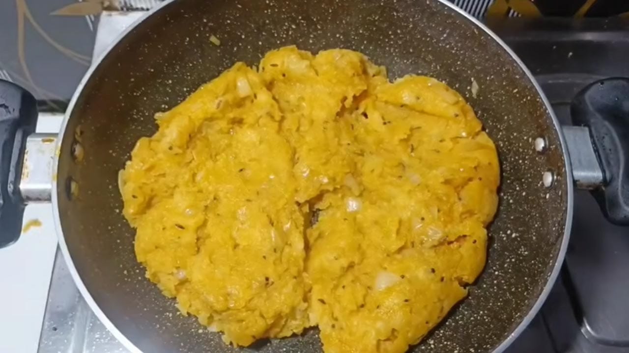 పిండి నానిన సమయంలో, బంగాళదుంప స్టఫింగ్ను సిద్ధం చేసుకోండి. ముందుగా కొన్ని బంగాళదుంపలను ఉడకబెట్టి, పొట్టు తీసి మెత్తగా మ్యాష్ చేయండి లేదా తురుముకోండి. ఇప్పుడు స్టవ్ వెలిగించి, కడాయి పెట్టి, రెండు స్పూన్ల నూనె వేయండి. నూనె వేడెక్కాక, పావు స్పూన్ ఆవాలు, పావు స్పూన్ జీలకర్ర వేసి చిటపటలాడించండి. ఒక మీడియం సైజు ఉల్లిపాయను చిన్న ముక్కలుగా కోసి వేసి, దోరగా వేయించండి. తర్వాత ఒకటిన్నర స్పూన్ కూర కారం (లేదా పసుపు, కారం, జీలకర్ర పొడి, ధనియాల పొడి) వేసి పచ్చివాసన పోయేవరకు వేయించండి.
