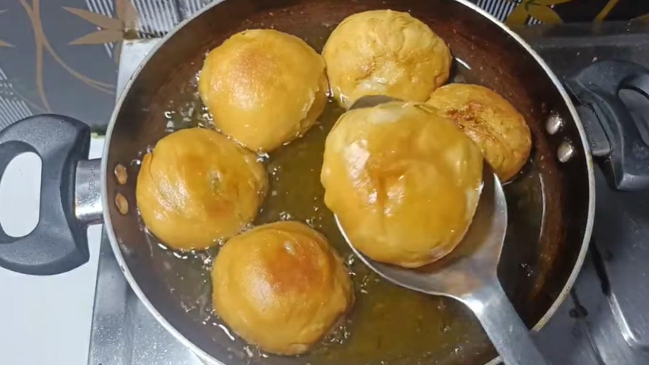 నానిన పిండిని మరోసారి కలిపి, నిమ్మకాయ సైజులో ఉండలు చేసుకోండి. కొద్దిగా పొడిపిండి జల్లుకొని, చపాతీలా పల్చగా రోల్ చేయండి. దీనిపై ముందుగా సిద్ధం చేసుకున్న మైదా, నూనె మిశ్రమాన్ని ఒక స్పూన్న్నర వరకు వేసి చపాతీ అంతా రాయండి. ఇప్పుడు చపాతీని ఇరువైపుల నుంచి మడిచి, మళ్లీ మధ్యలోకి మడవండి. దీన్ని తిరిగి చపాతీ కర్రతో కొద్దిగా పొడిపిండి జల్లుకుంటూ రోల్ చేయండి. రోల్ చేసిన చపాతీ మధ్యలో ఒకటిన్నర స్పూన్ బంగాళదుంప స్టఫింగ్ పెట్టి, చిగురు నుంచి మొత్తం కవర్ అయ్యేలా ఫోల్డ్ చేయండి. అదనపు పిండి ఉంటే తీసివేయండి, లేదా లోపలికి మడిచి చేతితో కొద్దిగా నొక్కండి. అన్ని కచోరీలను ఇదే విధంగా తయారు చేసుకోండి.