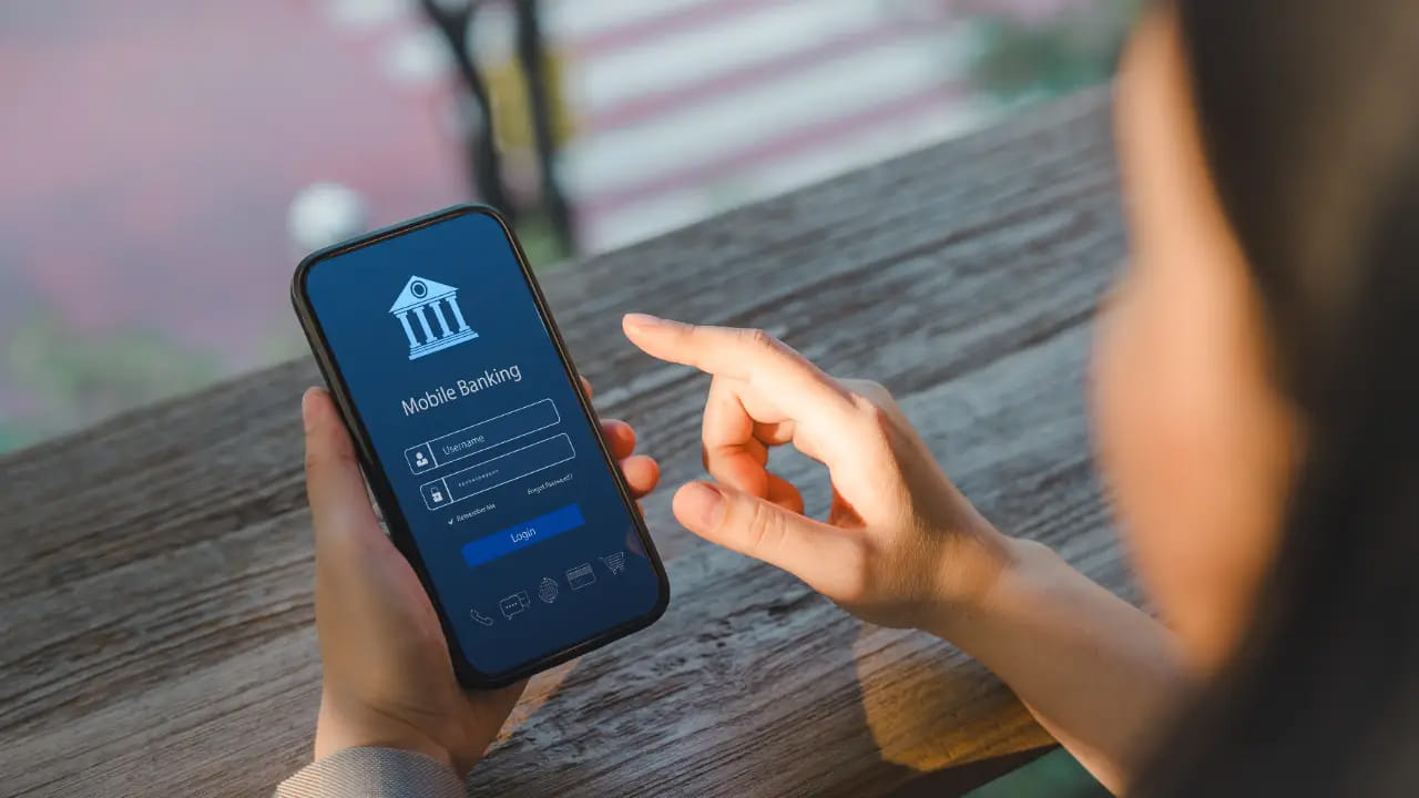  Banking Update: మీరు కొత్త సిమ్ కార్డ్ తీసుకున్నారా లేదా మీ పాత మొబైల్ నంబర్ డీయాక్టివేట్ అయిందా? అయితే, బ్యాంక్ ఖాతాకు అనుసంధానించిన నంబర్‌ను మార్చడం అవసరం. ఎందుకంటే, ఖాతాలో డబ్బు జమ చేయడం లేదా ఉపసంహరించుకోవడం గురించిన సందేశాలు, అనేక లావాదేవీల కోసం OTPలు ఈ నంబర్‌కు వస్తాయి. 