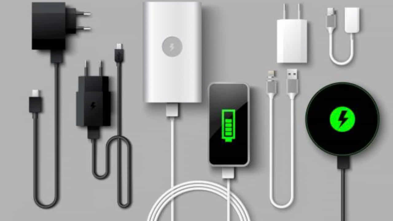 Mobile Charger Color Secret: ఈ రోజుల్లో దాదాపు ప్రతి ఒక్కరి దగ్గర స్మార్ట్ఫోన్ ఉంది. ఫోన్ను ఛార్జ్ చేయడానికి ప్రతిరోజూ ఛార్జర్ను కూడా ఉపయోగిస్తారు. కానీ మార్కెట్లో లభించే చాలా మొబైల్ ఛార్జర్లు నలుపు లేదా తెలుపు రంగులో ఉండటాన్ని మీరు ఎప్పుడైనా గమనించారా? ఛార్జర్ రంగును కేవలం దాని అందం కోసమే ఎంచుకుంటారా లేక దాని వెనుక ఏదైనా శాస్త్రీయ కారణం ఉందా? దీని గురించి వివరంగా తెలుసుకుందాం.