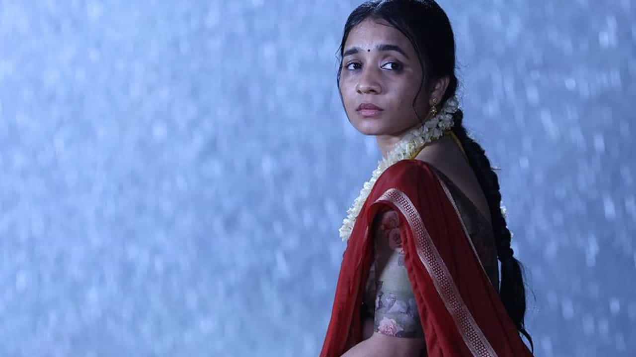 ఇష్టం లేని పెళ్లి, పెళ్లి పీటల మీద నుంచి లేదా పెళ్లికి ముందు పారిపోయే కథాంశంతో చాలా సినిమాలు వచ్చాయి. కానీ, పెళ్లి జరిగిపోయిన తర్వాత.. ఫస్ట్ నైట్ రోజున పారిపోవడానికి ప్రయత్నించిన భార్య, భర్తకి దొరికిపోతే ఆ పరిస్థితులు ఎలా ఉంటాయి అనే భిన్నమైన పాయింట్తో దర్శకుడు ఈ చిత్రాన్ని తెరకెక్కించారు. గ్రామీణ నేపథ్యంలో సాగే పెళ్లి హడావుడి, బంధువుల హంగామా, వారి మధ్య జరిగే చిన్న చిన్న గొడవలను చాలా సహజంగా చూపించారు. పెళ్లికి తెప్పించే ప్రత్యేకమైన మంచం చుట్టూ, నాటి సంప్రదాయాల చుట్టూ కామెడీని పండించే ప్రయత్నం చేశారు.