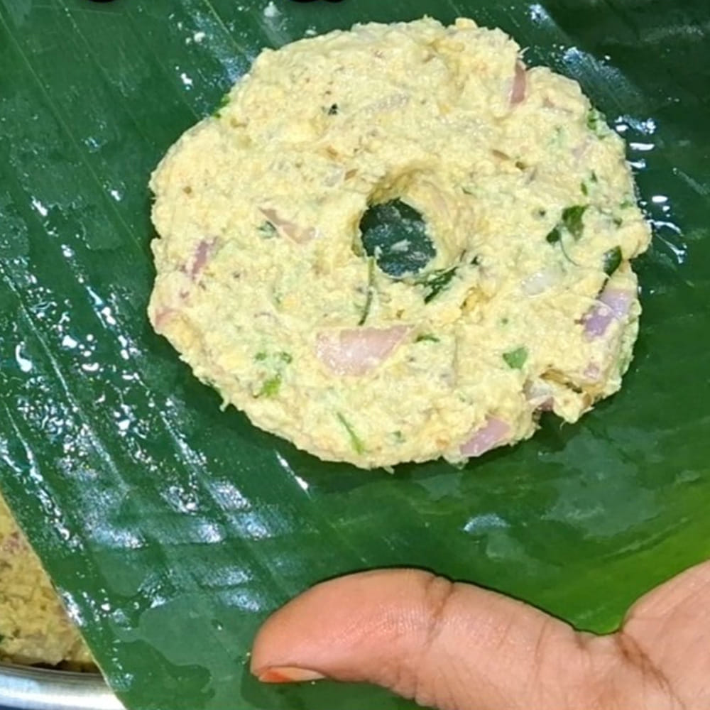 తయారీ విధానం: రెండు నాటు మొక్కజొన్న పొత్తులను వలిచి గింజలను వేరుచేయాలి సుమారు 2 కప్పులు అవుతాయి. లేత మొక్కజొన్నలైతే నేరుగా వాడుకోవచ్చు. ఒకవేళ ముదురు గింజలైనా లేదా ఆరిపోయినట్లున్నా గంట లేదా రెండు గంటలు నీటిలో నానబెట్టి వాడుకుంటే మళ్లీ సాఫ్ట్గా మారతాయి.