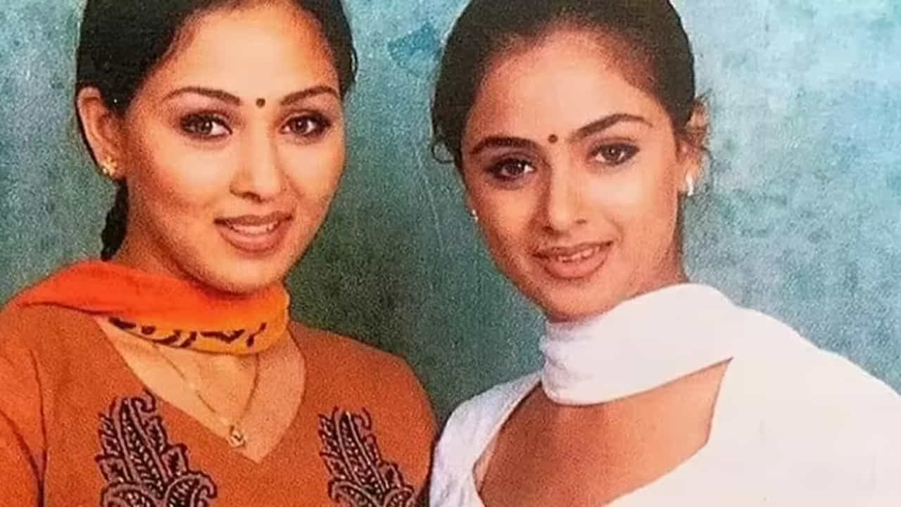 మోనాల్ హిందీతోపాటు పలు భాషలలో అనేక చిత్రాల్లో నటించారు. అయితే కెరీర్ ప్రారంభించిన తక్కువ సమయంలోనే స్టార్ డమ్ సంపాదించుకుంది. కానీ 21 ఏళ్ల వయసులోనే ఆత్మహత్య చేసుకుంది. అప్పట్లో ఆమె మరణవార్త ఇండస్ట్రీని తీవ్ర దిగ్భ్రాంతికి గురి చేసింది. ఆమె అనుహ్య మరణం ఇప్పటికీ చిత్ర పరిశ్రమను దిగ్భ్రాంతికి గురిచేసే ఒక జ్ఞాపికగా, రహస్యంగా మిగిలిపోయింది.