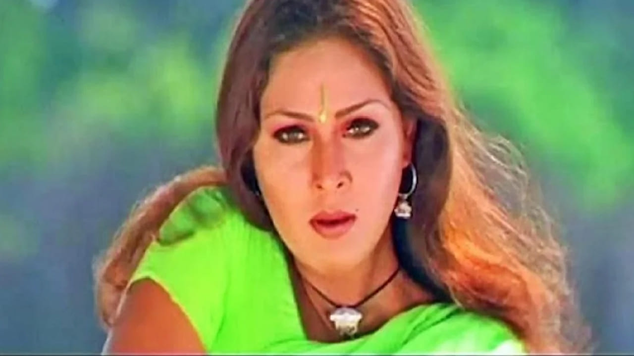 ఆమె ముంబైలోని కిషోర్ నమిత్ కపూర్ యాక్టింగ్ అకాడమీలో నటనలో శిక్షణ కూడా పొందింది. సిమ్రాన్తో పాటు, ఆమెకు జ్యోతి సుమీత్ అనే మరో ఇద్దరు తోబుట్టువులు ఉన్నారు. శివరాజ్కుమార్ నటించిన 'ఇంద్రధనుష్' (2000) చిత్రంతో నటిగా అరంగేట్రం చేసి, ఆ తర్వాత 'పార్వై ఒంట్రే పోతుమే' (2001) చిత్రంతో తమిళ చిత్రసీమలో ప్రవేశించింది. కానీ విజయ్ జోడిగా నటించిన బద్రి సినిమాతోనే ఆమెకు గుర్తింపు వచ్చింది. ఆ తర్వాత ఆమె 'లవ్లీ' (2001), 'సముద్రం' (2001), 'మా తుఝే సలామ్' (2002), 'చార్లీ చాప్లిన్' (2002), 'పెసతా కన్నుమ్ పెసుమే' (2002) వంటి చిత్రాలలో నటించింది.