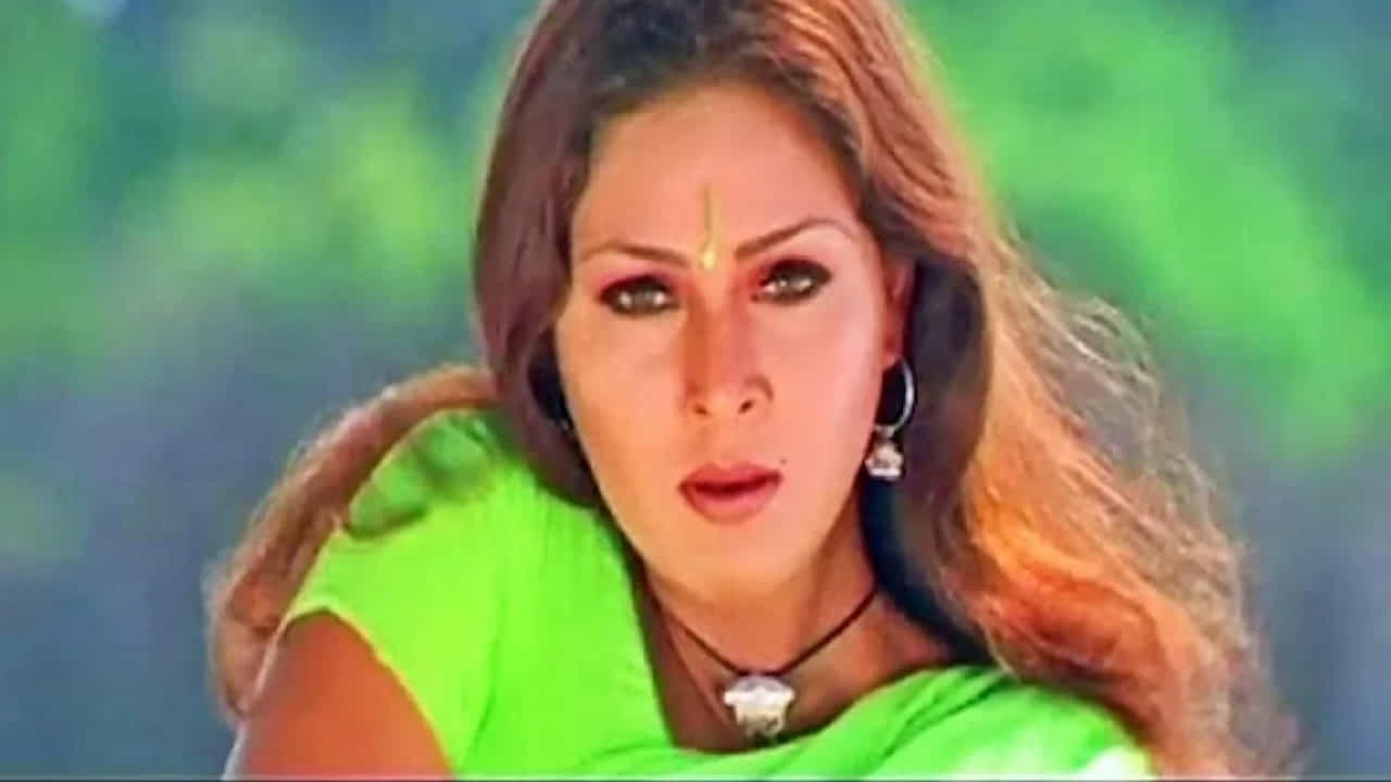ఆమె ముంబైలోని కిషోర్ నమిత్ కపూర్ యాక్టింగ్ అకాడమీలో నటనలో శిక్షణ కూడా పొందింది. సిమ్రాన్తో పాటు, ఆమెకు జ్యోతి సుమీత్ అనే మరో ఇద్దరు తోబుట్టువులు ఉన్నారు. శివరాజ్కుమార్ నటించిన 'ఇంద్రధనుష్' (2000) చిత్రంతో నటిగా అరంగేట్రం చేసి, ఆ తర్వాత 'పార్వై ఒంట్రే పోతుమే' (2001) చిత్రంతో తమిళ చిత్రసీమలో ప్రవేశించింది. కానీ విజయ్ జోడిగా నటించిన బద్రి సినిమాతోనే ఆమెకు గుర్తింపు వచ్చింది. ఆ తర్వాత ఆమె 'లవ్లీ' (2001), 'సముద్రం' (2001), 'మా తుఝే సలామ్' (2002), 'చార్లీ చాప్లిన్' (2002), 'పెసతా కన్నుమ్ పెసుమే' (2002) వంటి చిత్రాలలో నటించింది.