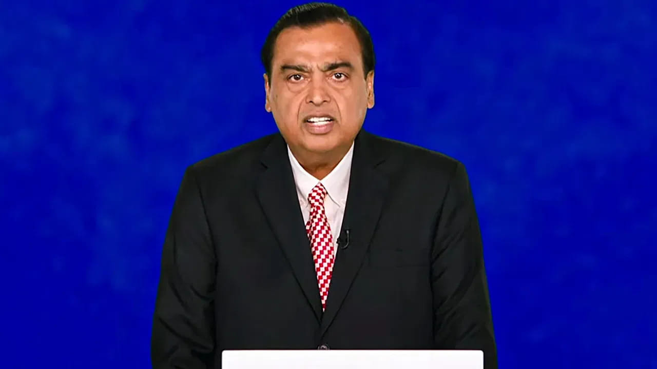 2026 సెప్టెంబర్‌లో ప్రచురించిన ఒక ఆర్థిక విశ్లేషణ ప్రకారం, 2025–26 ఆర్థిక సంవత్సరానికి అంబానీ కుటుంబ ప్రమోటర్ సంస్థలకు వచ్చిన డివిడెండ్‌ను రోజువారీ సగటుగా లెక్కిస్తే సుమారు రూ.10.9 కోట్లు అవుతుంది. ఇది కూడా కుటుంబ ప్రమోటర్ సంస్థల డివిడెండ్ ఆధారంగా చేసిన లెక్క మాత్రమే. 