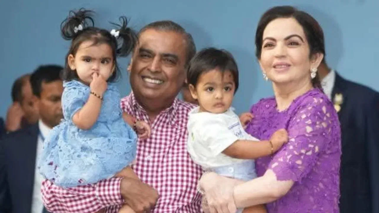 ముఖేష్ అంబానీ సంపదలో ఎక్కువ భాగం రిలయన్స్ ఇండస్ట్రీస్‌లో ఆయన కుటుంబానికి ఉన్న వాటాల విలువతో ముడిపడి ఉంటుంది. కంపెనీ షేరు ధర పెరిగితే ఆయన నికర సంపద పెరుగుతుంది. షేరు ధర పడిపోతే ముఖేష్ అంబానీ సంపద కూడా తగ్గుతుంది. అయితే ఈ సంపాదన ప్రతిరోజూ చేతికి వచ్చే ఆదాయంగా పరిగణించకూడదు. 