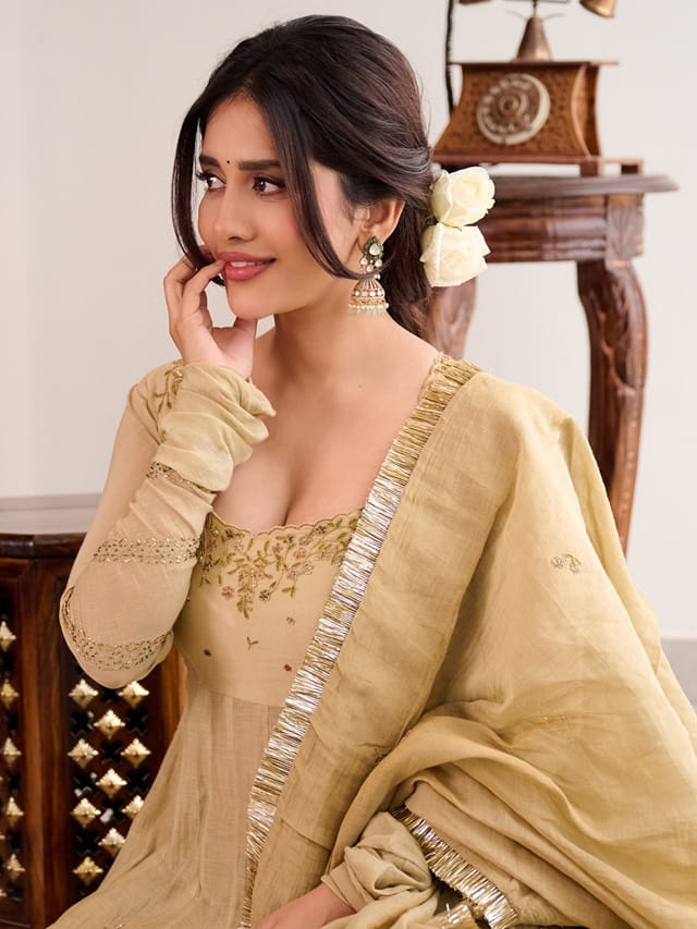 హాట్ అందాలతో కవ్విస్తున్న కుర్ర భామ.. నభా నటేష్ పిక్స్ వైరల్