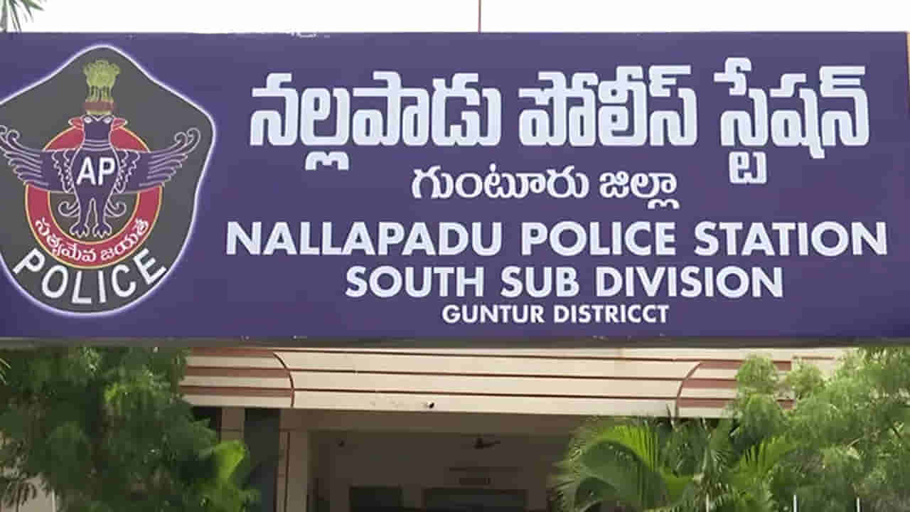 ఆ రోడ్డుపై రాత్రి ప్రయాణమంటేనే భయం.. కర్రలు పట్టుకుని గస్తీ కాస్తున్న యువకులు