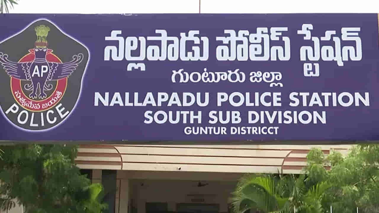 ఆ రోడ్డుపై రాత్రి ప్రయాణమంటేనే భయం.. కర్రలు పట్టుకుని గస్తీ కాస్తున్న యువకులు