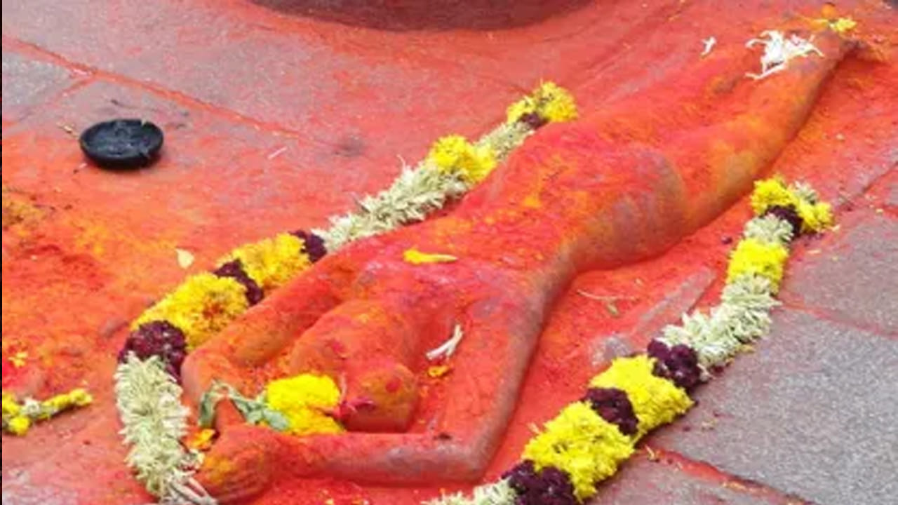 సాష్టాంగ నమస్కారం అంటే? దేవుడి ముందు లేదా పెద్దల ముందు నేలపై పూర్తిగా తన శరీరాన్ని తాకేలా చేసి, సాష్టాంగ నమస్కారం చేస్తారు. ఇలా నమస్కారం చేయడం వెనుక చాలా అర్థం ఉంది. దేవుడు లేదా పెద్ద వారి ముందు తమ అహాన్ని ఆ దేవుని పాదాల చెంత పూర్తిగా వదిలి పెడుతున్నాను అనే దానిని ఇది సూచిస్తుంది. అందుకే చాలా మంది సాష్టాంగ నమస్కారం చేస్తుంటారు.