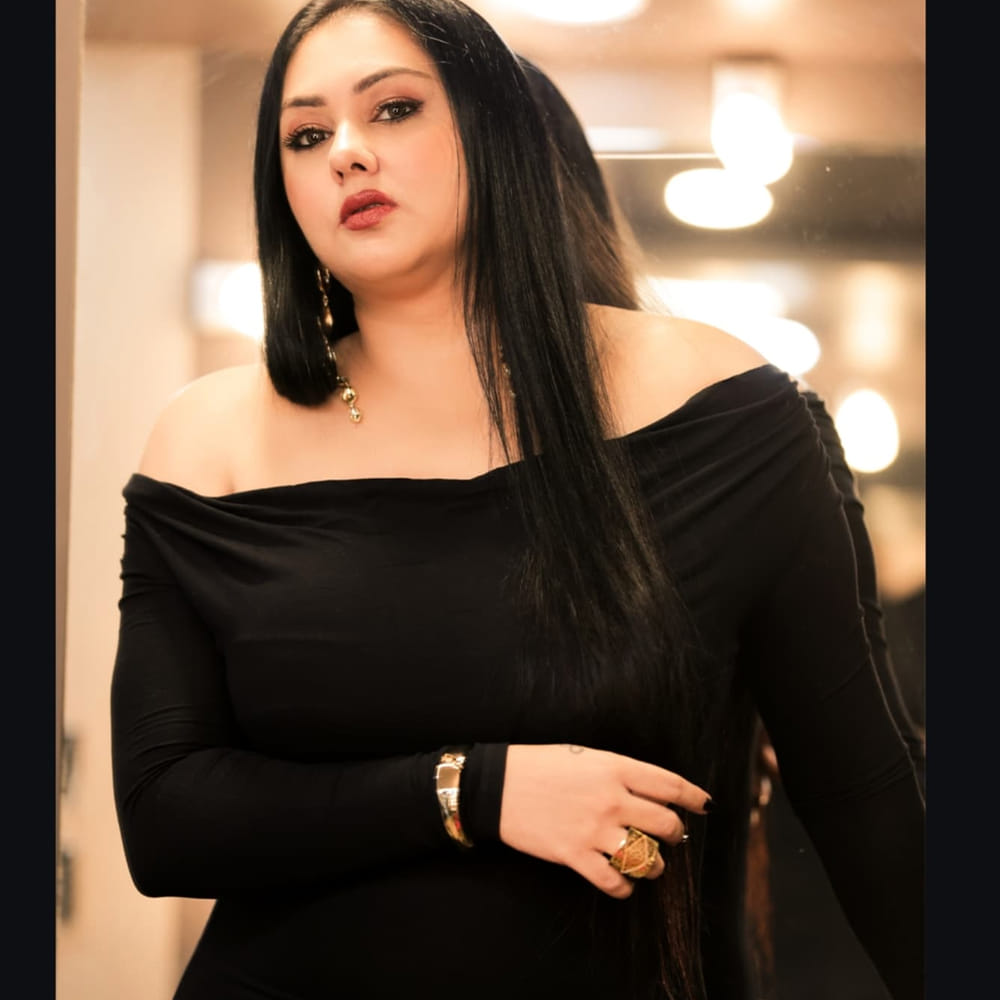 తమిళ బిగ్ బాస్ రియాలిటీ షోలో పాల్గొన్న నమిత.. ఆ కార్యక్రమంలో పోటీదారులు ఎలా వ్యవహరిస్తారనే విషయంపై తన అభిప్రాయాలను పంచుకున్నారు. బిగ్ బాస్ హౌస్లో ఉన్నవారికి ప్రధానంగా రెండు మార్గాలు ఉంటాయని ఆమె అభిప్రాయపడ్డారు. ఒకటి తమ నిజమైన వ్యక్తిత్వాన్ని బయటపెడుతూ సహజంగా ఉండటం. అయితే అలా ఉన్నప్పుడు విమర్శలు, అవమానాలు, అపార్థాలు ఎదుర్కోవాల్సి రావచ్చని తెలిపారు. మరోవైపు, ప్రేక్షకుల అభిరుచిని అర్థం చేసుకుని అందుకు అనుగుణంగా వ్యవహరించడం రెండో మార్గమని వివరించారు.