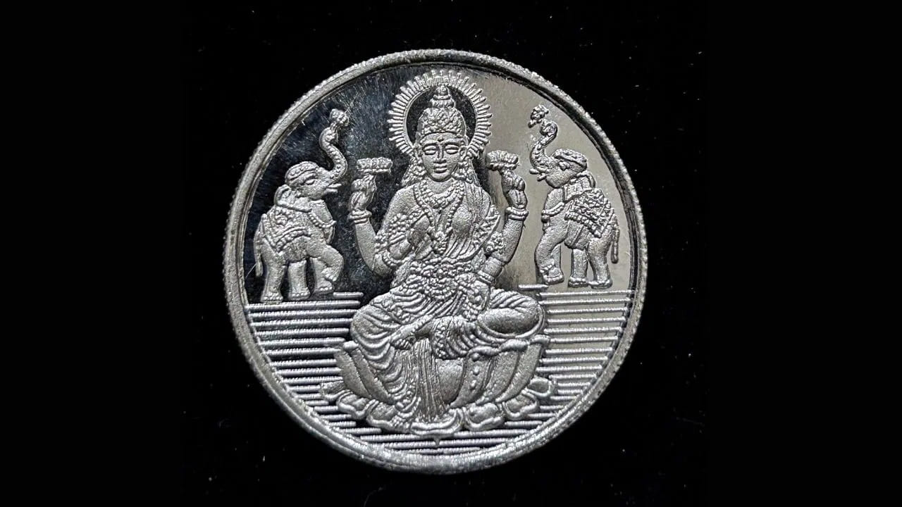
3. వెండి నాణెం.. నవరాత్రుల సమయంలో వెండి నాణెం కొనుగోలు చేయడం శుభప్రదమని హిందూ సంప్రదాయాల్లో భావిస్తారు. ముఖ్యంగా లక్ష్మీదేవి లేదా గణేశుడి చిత్రాలు ఉన్న వెండి నాణేలను పూజ కోసం ఉపయోగిస్తారు. నవరాత్రుల సమయంలో ఇటువంటి నాణేలను కొనుగోలు చేసి, పూజా మందిరంలో ఉంచి పూజించవచ్చు. ఇలా చేయడం వల్ల లక్ష్మీదేవి అనుగ్రహం లభించి, ఇంట్లో ధనధాన్యాలు, సిరిసంపదలు పెరుగుతాయని భక్తుల నమ్మకం.
