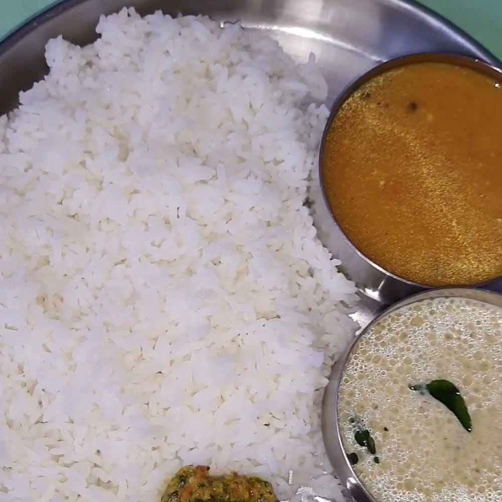 టమాటాలు మెత్తబడ్డాక.. ముందుగా కలిపి ఉంచుకున్న నువ్వులు-చింతపండు రసాన్ని పోయాలి. మంటను మీడియం ఫ్లేమ్లో ఉంచి సుమారు 5 నిమిషాల పాటు రసాన్ని బాగా మరగనివ్వాలి. చారు చక్కగా మరిగిన తర్వాత రుచిని బ్యాలెన్స్ చేయడానికి 2 టేబుల్ స్పూన్ల బెల్లం తురుము వేయాలి. బెల్లం కరిగాక మరో ఒక్క నిమిషం పాటు మరగనిచ్చి స్టవ్ ఆఫ్ చేయాలి. అంతే, నోరూరించే బలవర్ధకమైన 'నువ్వుల చారు' సిద్ధం! వేడివేడి అన్నంలో ఈ చారు కలుపుకుని తింటుంటే నువ్వుల కమ్మదనం, వెల్లుల్లి సువాసనతో అద్భుతమైన రుచినివ్వడమే కాకుండా శరీరానికి అమితమైన శక్తినిస్తుంది!