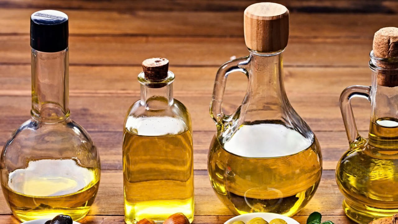 Kitchen Tips: వంట చేసేటప్పుడు అయినా, చేయనప్పుడు అయినా నూనె తరచుగా నేలపై పడుతుంది. ఇది చాలా మంది ఇళ్లల్లో జరుగుతుంది. కొన్నిసార్లు దీనివల్ల అనేక ప్రమాదాలు జరగవచ్చు. ఇలా నేలపై నూనె పడితే దానిని కేవలం ఒక గుడ్డతో తుడిస్తే సరిపోదు. కొన్ని హోమ్ రెమీడిస్ ఆ మరకలను సులభంగా తొలగించడంలో మీకు సహాయపడతాయి. ఆ ఉపయోగపడే వస్తువులు ఏవో ఇప్పుడు తెలుసుకుందాం..