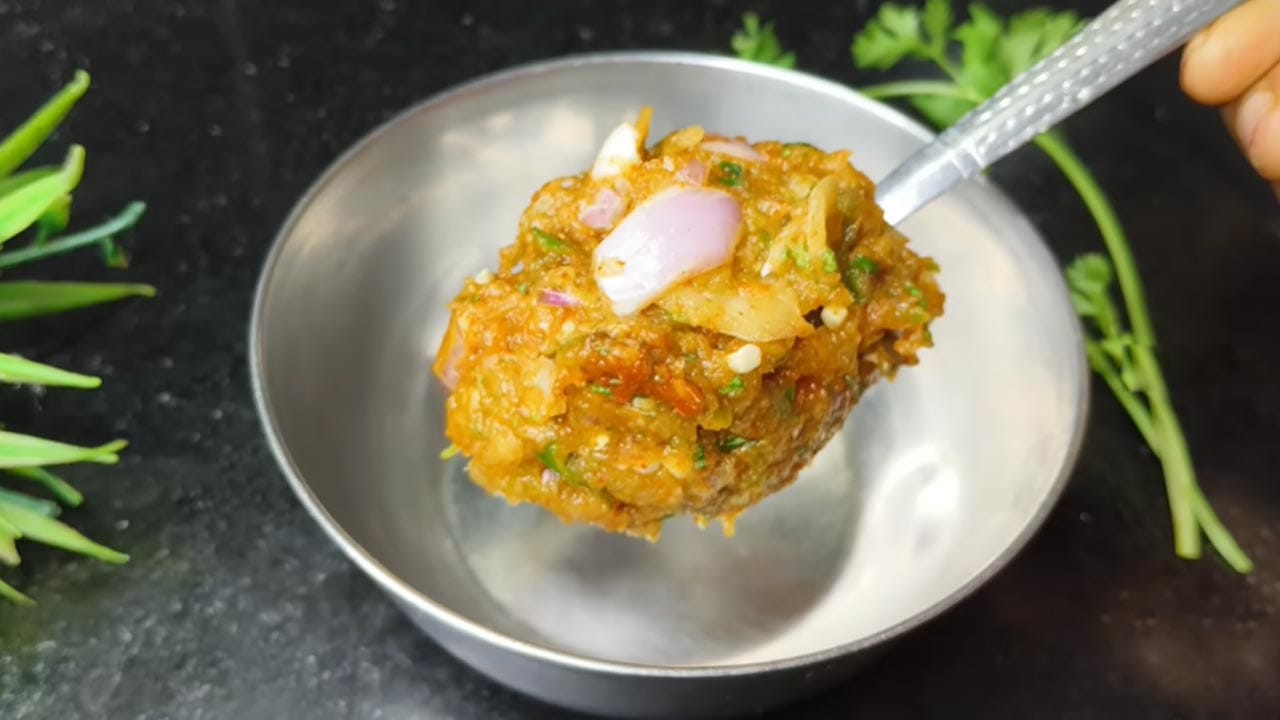 కావాల్సిన పదార్థాలు.. ఉల్లిపాయలు: 2 పెద్దవి, పచ్చిమిర్చి: 4 (మీ కారానికి తగ్గట్టు), చింతపండు: చిన్న రెక్క (మరీ పుల్లగా ఉండకుండా), కారం పొడి: 1 టీస్పూన్, ఉప్పు: ½ టీస్పూన్ (రుచికి సరిపడా), జీలకర్ర: ½ టీస్పూన్, వెల్లుల్లి రెబ్బలు: 6 (పొట్టు తీసి), కొత్తిమీర: గుప్పెడు (ఫ్రెష్ గా), నూనె: 2 టీస్పూన్లు, ఎండుమిర్చి: 1, వెల్లుల్లి రెబ్బలు: 3-4 (కచ్చాపచ్చాగా దంచి), జీలకర్ర: ½ టీస్పూన్, ఆవాలు: ½ టీస్పూన్, కరివేపాకు: 2 రెబ్బలు.. చొప్పున తీసుకోవాలి.