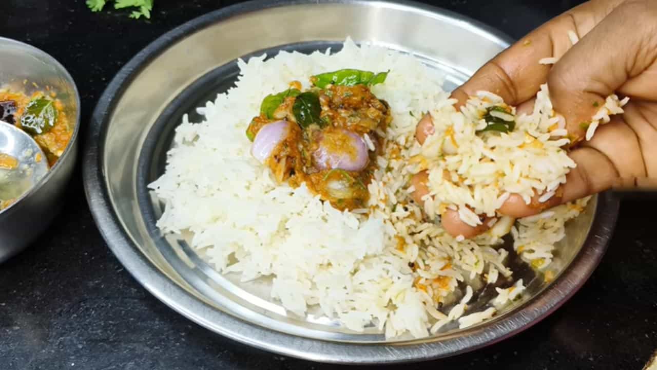 ముందుగా ఉల్లిపాయలను మధ్యస్థ పరిమాణంలో, పచ్చిమిర్చిని తుంచి సిద్ధంగా ఉంచుకోవాలి. మిక్సీ జార్ తీసుకొని, అందులో కట్ చేసుకున్న ఉల్లిపాయలు, పచ్చిమిర్చి, చింతపండు రెక్క, కారం పొడి, ఉప్పు, జీలకర్ర, పొట్టు తీసిన వెల్లుల్లి రెబ్బలు, గుప్పెడు కొత్తిమీర వేయాలి. ఈ పదార్థాలన్నింటినీ నీరు కలపకుండా కచ్చాపచ్చాగా రుబ్బుకోవాలి. చాలా మెత్తగా కాకుండా, ఉల్లిపాయ ముక్కలు కొద్దిగా తగిలేలా రుబ్బుకుంటే అన్నంలో కలిపినప్పుడు రుచి మరింత పెరుగుతుంది. ఒక చిన్న కడాయిలో నూనె వేడి చేసి, ఎండుమిర్చి తుంచి వేయాలి. ఆ తర్వాత దంచిన వెల్లుల్లి రెబ్బలు, జీలకర్ర, ఆవాలు వేసి వేగనివ్వాలి. చివరిగా కరివేపాకు వేసి చక్కగా వేగిన తర్వాత స్టవ్ కట్టేయాలి.