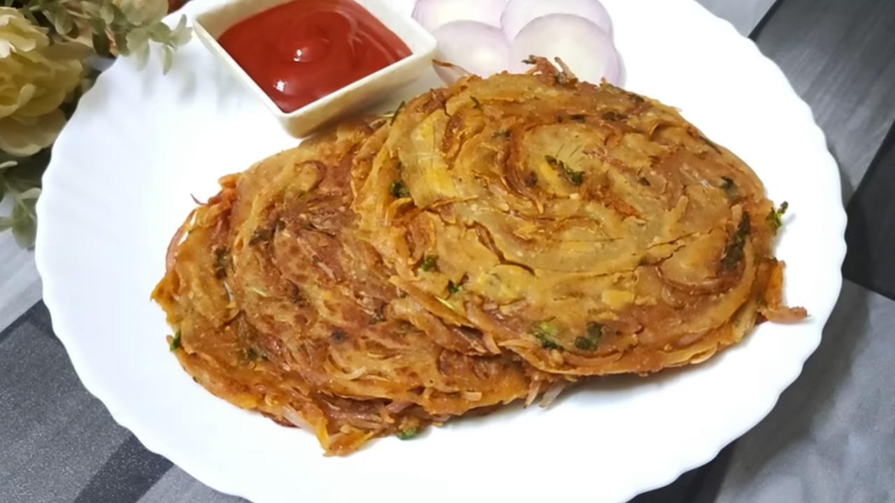 కావలసిన పదార్థాలు.. గోధుమపిండి: 1 కప్పు, వాము: అర టీస్పూన్, నూనె: 1 టీస్పూన్ (పిండి కలపడానికి) + కాల్చడానికి సరిపడా, ఉప్పు: రుచికి సరిపడా, నీళ్లు: తగినంత, ఉల్లిపాయలు: 2 మధ్యస్థాయి (సన్నగా పొడవుగా తరిగినవి), కారం: అర టీస్పూన్, ధనియాల పొడి: అర టీస్పూన్, చాట్ మసాలా: అర టీస్పూన్, గరం మసాలా: అర టీస్పూన్, ఉప్పు: రుచికి సరిపడా, కొత్తిమీర: కొద్దిగా (సన్నగా తరిగినది), బొంబాయి రవ్వ (సూజి): 1 టేబుల్స్పూన్, అల్లం: అర అంగుళం ముక్క (సన్నగా తరిగినది) చొప్పున తీసుకోవాలి.