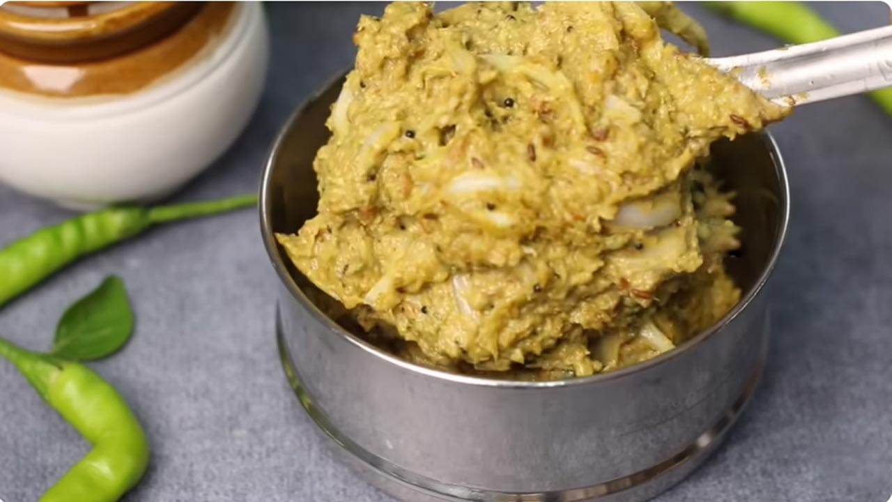 ముందుగా స్టవ్ ఆన్ చేసి ఒక పాన్ పెట్టుకోవాలి. పాన్ వేడెక్కిన తర్వాత ఒక టేబుల్ స్పూన్ నువ్వులను వేసి తక్కువ మంటపై మంచి వాసన వచ్చే వరకు వేయించుకోవాలి. నువ్వులు వేగిన తర్వాత వాటిని ఒక బౌల్లోకి తీసుకుని చల్లారనివ్వాలి. అదే పాన్లో ఒక టేబుల్ స్పూన్ ధనియాలు, పావు టీ స్పూన్ మెంతులు వేసి, మంచి సువాసన వచ్చే వరకు తక్కువ మంటపై వేయించుకోవాలి. ఇవి కూడా వేగిన తర్వాత స్టవ్ ఆఫ్ చేసి, నువ్వులతో పాటు అదే బౌల్లోకి తీసుకుని పూర్తిగా చల్లారనివ్వాలి. ఈ సుగంధ ద్రవ్యాలు పచ్చడికి చక్కటి రుచి, సువాసనను అందిస్తాయి. ఇప్పుడు చల్లారిన నువ్వులు, ధనియాలు, మెంతులను ఒక మిక్సీ జార్లోకి తీసుకుని మెత్తని పొడిలా గ్రైండ్ చేసుకోవాలి. ఈ పొడి పచ్చడికి మంచి బేస్ ఇస్తుంది.