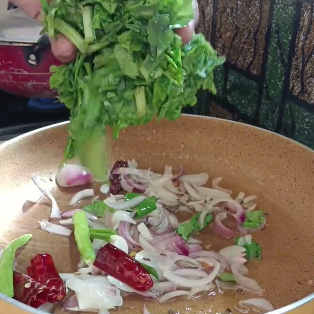 తయారీ విధానం: స్టీమర్ పాత్రలో నీరు పోసి చిల్లుల ప్లేట్ ఉంచాలి. దానిపై శుభ్రంగా కడిగి సన్నగా తరిగిన 4 పెద్ద పిడికిళ్ల పాలకూరను వేయాలి. మూతపెట్టి హై ఫ్లేమ్పై 12 నుండి 15 నిమిషాల పాటు పాలకూరను ఆవిరిపై మెత్తగా ఉడికించి పక్కన ఉంచుకోవాలి.