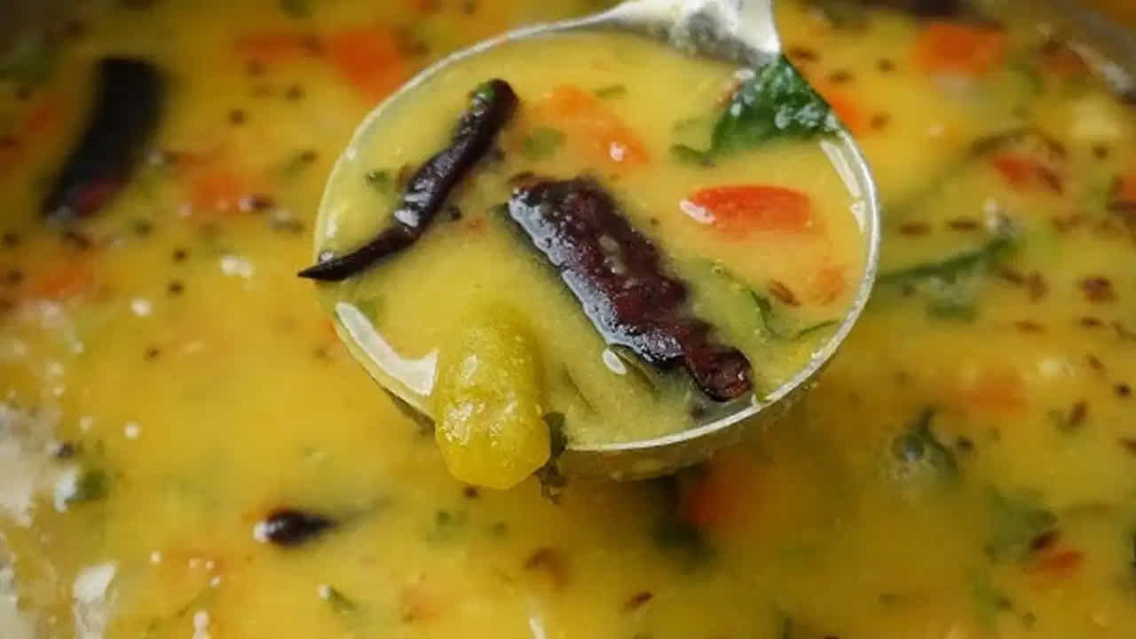 ఇప్పుడు మళ్లీ స్టవ్ ఆన్ చేయాలి. పాన్ పెట్టి అందులో సరిపడ నూనె వేయాలి. తర్వాత అందులోకి ఆవాలు, జీలకర్ర, కరివేపాకు, ఎండు మిర్చి, కొంచెం కొత్తిమీర, వెల్లుల్లి రెబ్బలు వేసుకోవాలి. అవి మంచిగా వేగిన తర్వాత మనం ముందుగా కలిపి పెట్టుకున్న పప్పు అందులో వేయాలి. తర్వాత సరిపడ ఉప్పు వేసుకోవాలి.