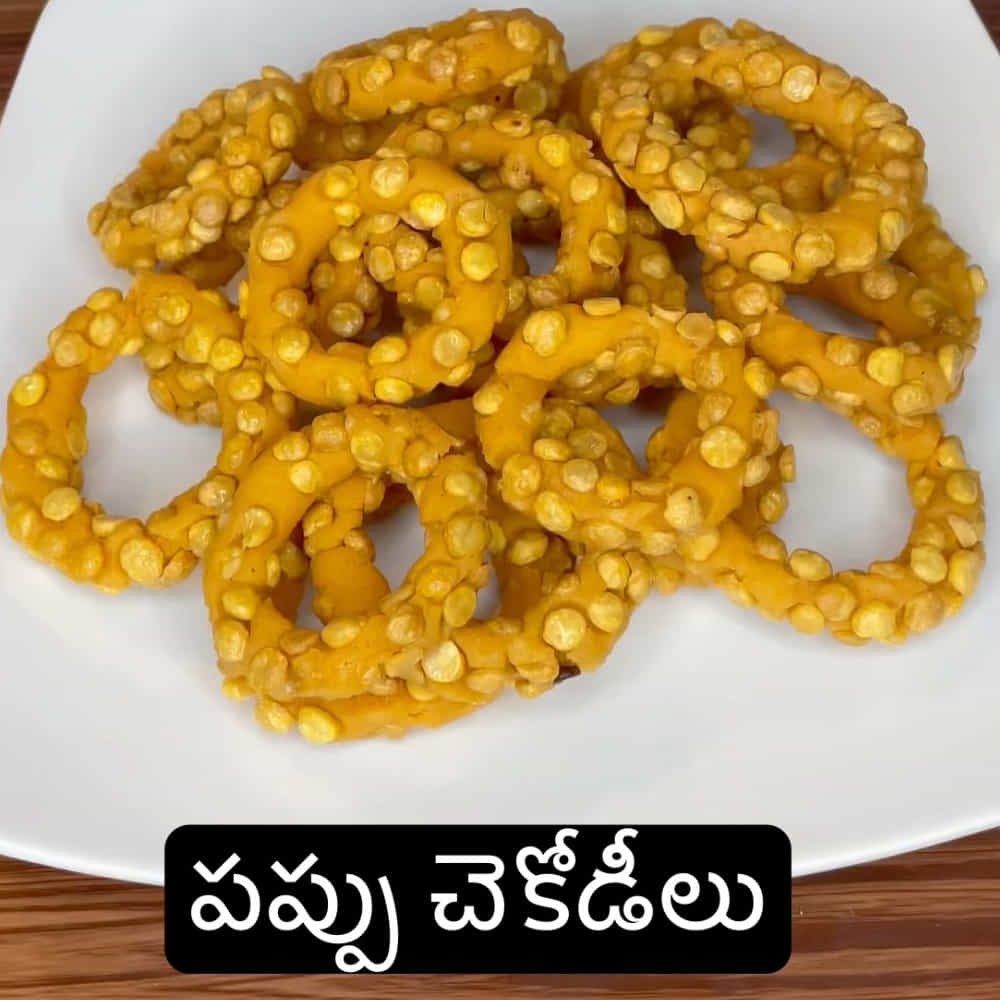 కడాయిలో డీప్ ఫ్రైకి సరిపడా నూనె పోసి బాగా వేడిచేయాలి. చిన్న పిండి ముద్ద వేస్తే వెంటనే పైకి తేలేలా నూనె కాగిన తర్వాత.. సిద్ధం చేసుకున్న చేగోడీలను ఒకదాని తర్వాత ఒకటి వేయాలి. కడాయికి సరిపడా వేయాలి, మరీ ఎక్కువ వేస్తే ఒకదానికొకటి అంటుకుంటాయి.