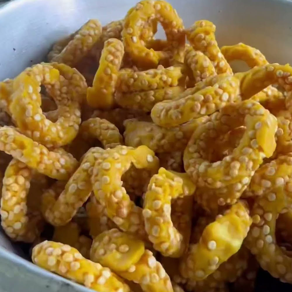 వేసిన వెంటనే గరిటె పెట్టకూడదు; రెండు నిమిషాలు మీడియం మంటపై వేగాక నెమ్మదిగా రెండో వైపుకు తిప్పాలి. హై ఫ్లేమ్లో పెడితే పైన రంగు వచ్చి లోపల మెత్తగా ఉండిపోతాయి, కాబట్టి మీడియం మంటపైనే నూనె పై నురగ పూర్తిగా తగ్గిపోయేంత వరకు నిదానంగా వేయించాలి. ఒకటి విరిచి చూస్తే లోపలి వరకు క్రిస్పీగా వేగినట్లు నిర్ధారించుకుని జల్లి గరిటెతో ప్లేట్లోకి తీసుకోవాలి. అంతే, నోరూరించే కరకరలాడే 'పప్పు చేగోడీలు' సిద్ధం! పూర్తిగా చల్లారిన తర్వాత గాలి చొరబడని డబ్బాలో భద్రపరుచుకుంటే నెల రోజుల పాటు ఎంతో క్రిస్పీగా ఉండి సాయంత్రం వేడివేడి టీతో నంజుకుని తింటుంటే అద్భుతమైన రుచినిస్తాయి!