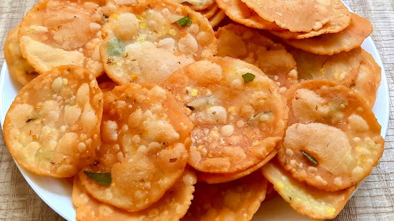 కావాల్సిన పదార్థాలు: బియ్యప్పిండి (పొడిది): 1 కేజీ, పెసరపప్పు: 2 టేబుల్ స్పూన్లు, పచ్చి శనగపప్పు: 2 టేబుల్ స్పూన్లు,
పచ్చిమిరపకాయలు: పావు కప్పు, అల్లం ముక్కలు: 1 టేబుల్ స్పూన్, జీలకర్ర: 2 టేబుల్ స్పూన్లు, కరివేపాకు: 2 రెమ్మలు (సన్నగా తరిగినవి), ఉప్పు: 2.5 టేబుల్ స్పూన్లు (రుచికి సరిపడా), వెన్న: 2 టేబుల్ స్పూన్లు (వెన్నకు బదులుగా నూనెను కూడా వాడవచ్చు), వేడి నీళ్లు: తగినంత (పిండి కలుపడానికి), నూనె: డీప్ ఫ్రై చేయడానికి సరిపడా తీసుకోవాలి.
