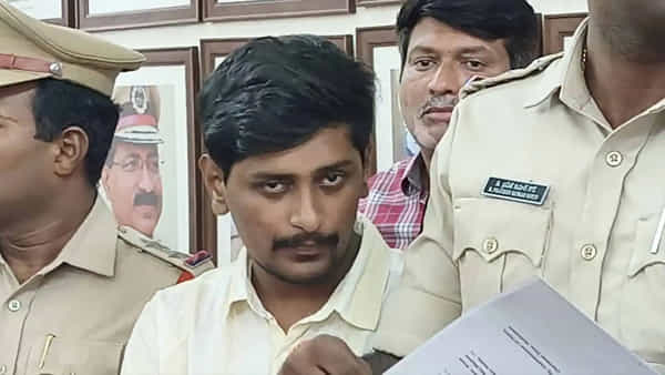 పవన్ వలపు వలలో చిక్కిన ఖాకీ.. ఆయన డిటెక్టివ్ ఇన్స్పెక్టర్ అవ్వడం కొసమెరుపు