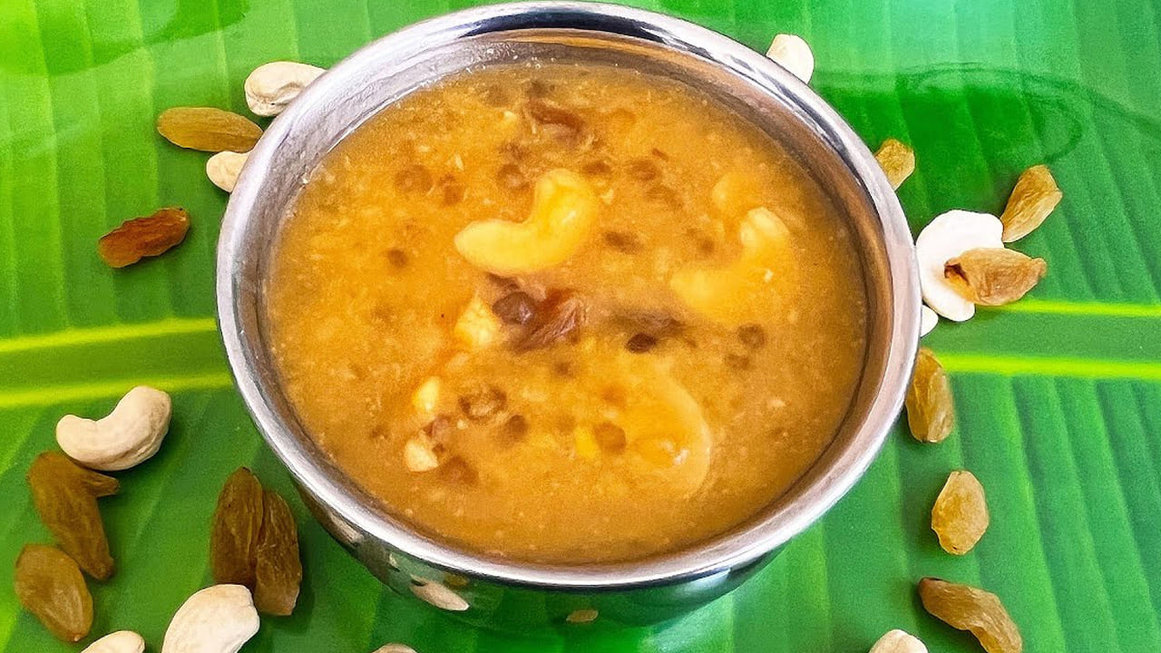 మరోవైపు, ముప్పావు కప్పు తురిమిన బెల్లాన్ని, ముప్పావు కప్పు నీటితో కలిపి కరిగించుకోవాలి. పాకం రావాల్సిన అవసరం లేదు, బెల్లం కరిగితే సరిపోతుంది. పెసరపప్పు, సేమ్యా చక్కగా ఉడికిన తర్వాత (అవి పలుకులుగా కనిపించినా, నొక్కితే మెత్తగా ఉండాలి), కరిగించుకున్న బెల్లం నీటిని వడగట్టి పాయసంలో కలపాలి. అంతా బాగా కలిపి, మూత పెట్టి, నెమ్మది మంటపై ఐదు నిమిషాల పాటు ఉడికించాలి. ఇది దగ్గర పడుతుంది. స్టవ్ ఆఫ్ చేసి, నాలుగు ఐదు యాలకులను పొడి చేసి వేసి బాగా కలపాలి. ఇప్పుడు ఒక కప్పు కాచి చల్లార్చిన పాలు పోయాలి. పాలను ఒకేసారి కాకుండా, రెండు మూడు టేబుల్స్పూన్ల చొప్పున పోసి కలుపుతూ మిగిలిన పాలు పోయడం వల్ల పాలు విరిగిపోకుండా ఉంటాయి. పాలను కలిపిన తర్వాత, మళ్లీ స్టవ్ ఆన్ చేసి, రెండు నిమిషాల పాటు నెమ్మది మంటపై ఉడికించాలి. రెండు నిమిషాల తర్వాత స్టవ్ ఆఫ్ చేసి, ముందుగా వేయించి పెట్టుకున్న డ్రైఫ్రూట్స్ (జీడిపప్పు, కిస్మిస్, బాదం, కొబ్బరి ముక్కలు) వేసి కలిపితే కమ్మని పెసరపప్పు సేమ్యా పాయసం రెడీ.