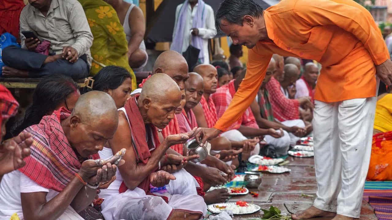 ఉజ్జయిని, మధ్యప్రదేశ్..
మధ్యప్రదేశ్లోని ఉజ్జయిని మహాకాళేశ్వర్ జ్యోతిర్లింగ క్షేత్రంగా ప్రసిద్ధి చెందినప్పటికీ, పితృ కర్మలకు సంబంధించిన ప్రదేశాలు కూడా ఇక్కడ ఉన్నాయి. ఉజ్జయిని సమీపంలోని సిద్ధవట్ ప్రాంతం శ్రాద్ధం, పిండ తర్పణం, పిండ దానం, త్రిపిండి శ్రాద్ధం వంటి ఆచారాలకు ప్రసిద్ధి చెందింది. ఉజ్జయిని జిల్లా పరిపాలన వివరాల ప్రకారం, పూర్వీకుల కోసం వివిధ కర్మకాండలను ఇక్కడ సంప్రదాయబద్ధంగా నిర్వహిస్తారు. క్షిప్రా నది తీరం, ఉజ్జయిని సుదీర్ఘ ఆధ్యాత్మిక చరిత్ర ఈ ప్రాంతానికి మరింత ప్రాధాన్యాన్ని తీసుకొచ్చాయి.