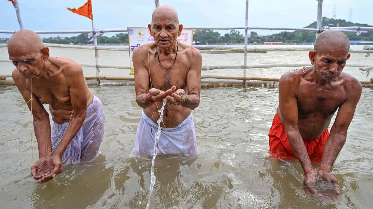 ప్రయాగ్రాజ్, ఉత్తరప్రదేశ్..
గంగా, యమునా, సాంప్రదాయంగా సరస్వతి నదుల సంగమంగా భావించే త్రివేణి సంగమం ప్రయాగ్రాజ్కు ప్రత్యేక గుర్తింపు తీసుకొచ్చింది. పురాణ, ఆధ్యాత్మిక ప్రాధాన్యం కలిగిన ఈ ప్రాంతం శతాబ్దాలుగా ముఖ్యమైన పుణ్యక్షేత్రంగా కొనసాగుతోంది. సంగమ ప్రాంతం, దాని చుట్టుపక్కల ఉన్న ఘాట్లు వివిధ హిందూ మతపరమైన ఆచారాలు, పుణ్యస్నానాలు, తీర్థయాత్ర సంప్రదాయాలతో ముడిపడి ఉన్నాయి. (అన్ని ఫోటోలు : పీటీఐ) (Disclaimer: ఈ కథనంలోని తెలిపిన వివరాలు హిందూ మత సంప్రదాయాలు, పురాణ కథలు, స్థానిక విశ్వాసాల ఆధారంగా ఉన్నాయి. వ్యక్తిగత నిర్ణయాలు తీసుకునేముందు సంబంధిత నిపుణులను సంప్రదించడం మంచిది.)