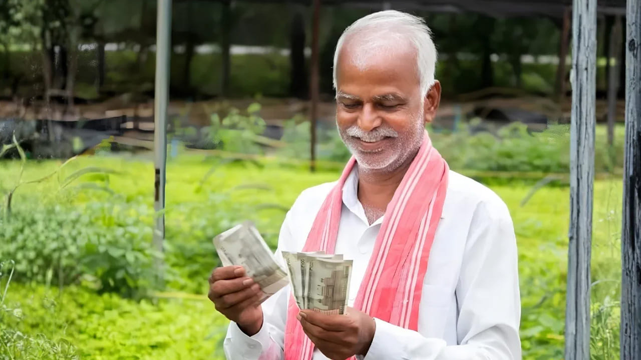 కేంద్ర ప్రభుత్వం అక్టోబర్ 30వ తేదీన పీఎం కిసాన్ నిధులను రైతుల బ్యాంక్ అకౌంట్లలో జమ చేయనున్నట్లు ప్రకటించింది. రైతులు ఎప్పుడెప్పుడు అని ఎదురుచూస్తున్న నగదు దీపావళికి ముందే రానున్నాయి. దీంతో రైతులు రెట్టింపు ఆనందంలో ఉన్నారు. అయితే నిజమైన లబ్దిదారులకే నగదు ప్రయోజనం అందించేందుకు, నకిలీ లబ్దిదారులను తొలగించేందుకు కేంద్రం పీఎం కిసాన్ లబ్దిదారులకు కేవైసీ తప్పనిసరి చేసింది.