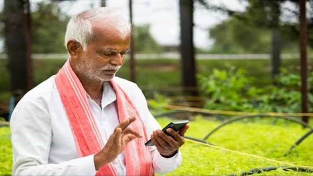ఈ-కేవైసీ పెండింగ్లో ఉంటే నగదు అందవు. మళ్లీ పీఎం కిసాన్ కేవైసీ పూర్తి చేస్తేనే నిధులు అందుతాయి. దీంతో లబ్దిదారులు ప్రతీఒక్కరూ తప్పనిసరిగా కేవైసీ పూర్తి చేయాలని కేంద్ర ప్రభుత్వం స్పష్టం చేసింది. పీఎం కిసాన్ పోర్టల్ లేదా యాప్ ద్వారా మొబైల్ ద్వారా సులువుగా పూర్తి చేసుకోవచ్చు. ఇక మీ సేవా కేంద్రాలు, కామన్ సర్వీసెస్ సెంటర్ల ద్వారా కూడా ఆఫ్లైన్లో పూర్తి చేసుకోవచ్చు.