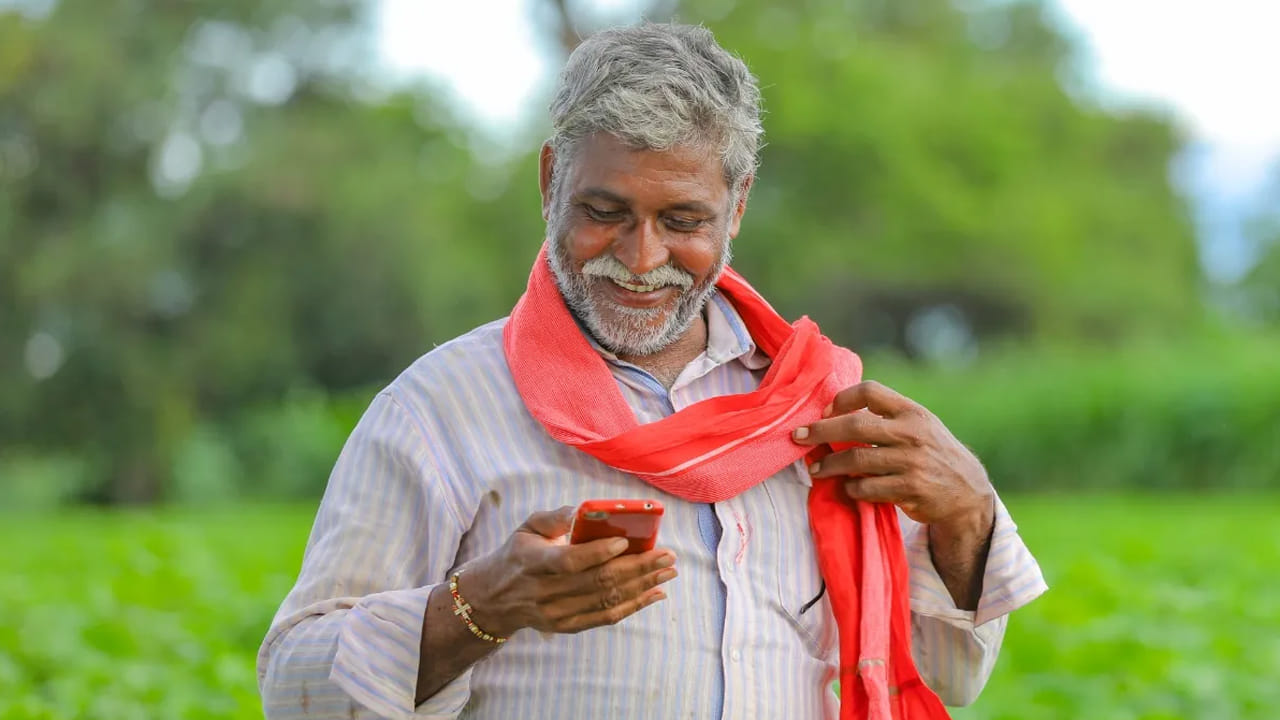 పీఎం కిసాన్ పోర్టల్ లేదా యాప్ ద్వారా ఈ-కేవైసీ పూర్తి చేయవచ్చు. ఇక కామన్ సర్వీస్ సెంటర్లను ఆశ్రయించి కూడా ఆధార్ బేస్డ్ బయోమెట్రిక్ ప్రక్రియ పూర్తి చేయొచ్చు. అలాగే డీబీటీ ప్రక్రియ ద్వారా మీ అకౌంట్లో డబ్బులు పడాలంటే బ్యాంక్ అకౌంట్-ఆధార్ లింకింగ్ తప్పనిసరి. అలాగే ఫార్మర్ రిజిస్ట్రీలో నమోదై ఉండాలి. బెనిఫిషియరీ స్టేటస్లోకి వెళ్లి లబ్దిదారుల జాబితాలో మీ పేరు ఉందో లేదో చూసుకోవచ్చు