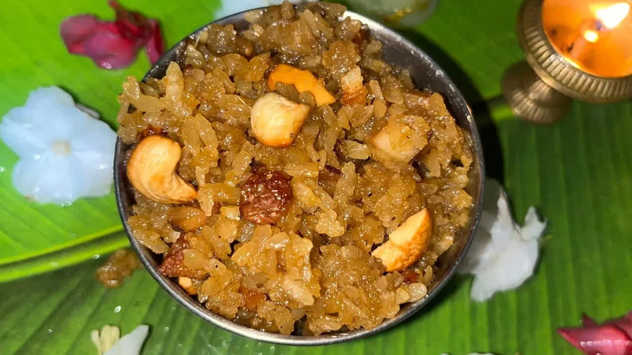 బరువు నియంత్రణ, తేలికైన జీర్ణక్రియ: అటుకులలో క్యాలరీలు చాలా తక్కువగా, ఫైబర్ ఎక్కువగా ఉంటుంది. దీనివల్ల ఉదయాన్నే అటుకులు తింటే కడుపు నిండిన భావన కలుగుతుంది. ఎక్కువ సేపు ఆకలి వేయదు. ఇది అనవసరమైన స్నాక్స్ తినకుండా నిరోందించి బరువు తగ్గడానికి బాగా సహాయపడుతుంది. ఇతర అల్పాహారాలతో పోలిస్తే ఇవి చాలా తేలికగా అరిగిపోతాయి. గ్యాస్, కడుపు ఉబ్బరం లేదా అనారోగ్యంతో బాధపడేవారు కూడా వీటిని నిరభ్యంతరంగా తీసుకోవచ్చు.