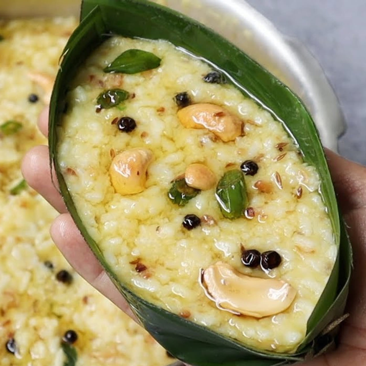 కావలసిన పదార్థాలు: 1 కప్పు జల్లించిన బియ్యం పిండి, 2 కప్పుల నీళ్లు, 1 స్పూన్ స్వచ్ఛమైన నెయ్యి, 1 స్పూన్ ఎండు కొబ్బరి పొడి , 1 కప్పు పంచదార, 1½ కప్పుల నీళ్లు. తయారీ విధానం: ఒక కప్పు బియ్యం పిండిని ముందుగానే జల్లెడ పట్టి ఉంచుకోవాలి. స్టవ్పై కడాయి పెట్టి వేడెక్కాక బియ్యం పిండిని వేసి లో-మీడియం మంటపై లేత రంగు వచ్చే వరకు నిదానంగా వేయించాలి ఎక్కువగా రంగు మారకూడదు, పచ్చివాసన పోయి కమ్మటి సువాసన వస్తే సరిపోతుంది. వేగిన పిండిని ప్లేట్లోకి తీసుకుని పూర్తిగా చల్లారనివ్వాలి.