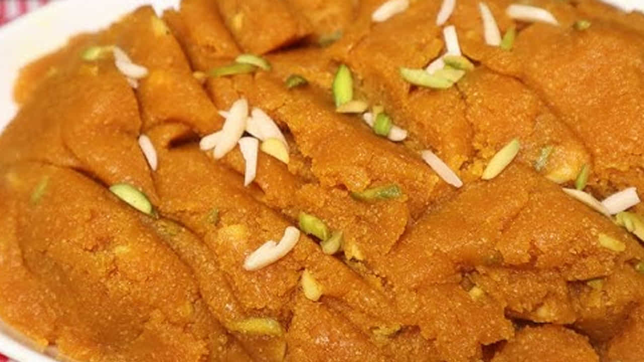 తరువాత, మరొక మిక్సీ జార్ తీసుకుని, ఒక కప్పు దొడ్డు అటుకులను శుభ్రం చేసుకుని వేసి, మెత్తని పొడిలా గ్రైండ్ చేసుకోవాలి. ఈ అటుకుల పొడిని ముందుగా మూడు కప్పుల కొబ్బరి పాలలో వేసి, ఉండలు లేకుండా బాగా కలిపి నానబెట్టాలి. అటుకుల పొడి పాలలో కలిసిన తర్వాత మిశ్రమం కొద్దిగా చిక్కబడుతుంది. అటుకులు నానడం వల్ల ఇది మరింత దగ్గరగా పేస్ట్ లా తయారవుతుంది.
