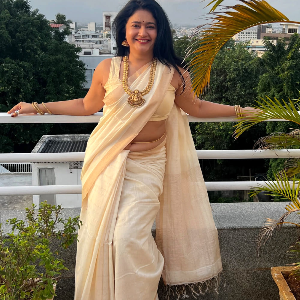 అయితే ఈ చిత్రంలో ఆమె హీరోయిన్గా కాకుండా హీరోయిన్ స్నేహితురాలి పాత్రలో నటించింది. అనంతరం అల్లు అర్జున్ నటించిన ‘పరుగు’ సినిమాలోనూ కీలకమైన పాత్రలో కనిపించి మెప్పించింది. ఈ సినిమాలో హీరోయిన్ సిస్టర్గా నటించింది. తెలుగుతో పాటు పూనమ్ బజ్వా తమిళ చిత్ర పరిశ్రమలోనూ తన అదృష్టాన్ని పరీక్షించుకుంది. అక్కడ పలు సినిమాల్లో హీరోయిన్గా, ఇతర ముఖ్యమైన పాత్రల్లో నటించింది. అంతేకాదు.. కన్నడ, మలయాళ సినిమాల్లోనూ కనిపించి దక్షిణాది ప్రేక్షకులకు పరిచయమైంది.